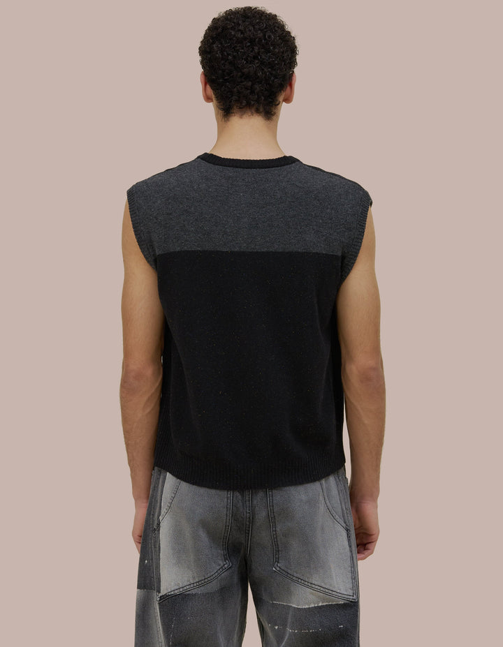 Button front  Eckhaus Latta cardiga with a cropped shrunken fit. Feattured Eckhaus Latta Logo buttons and donegal speckled details throughout the yarn with coloblocking throughout.